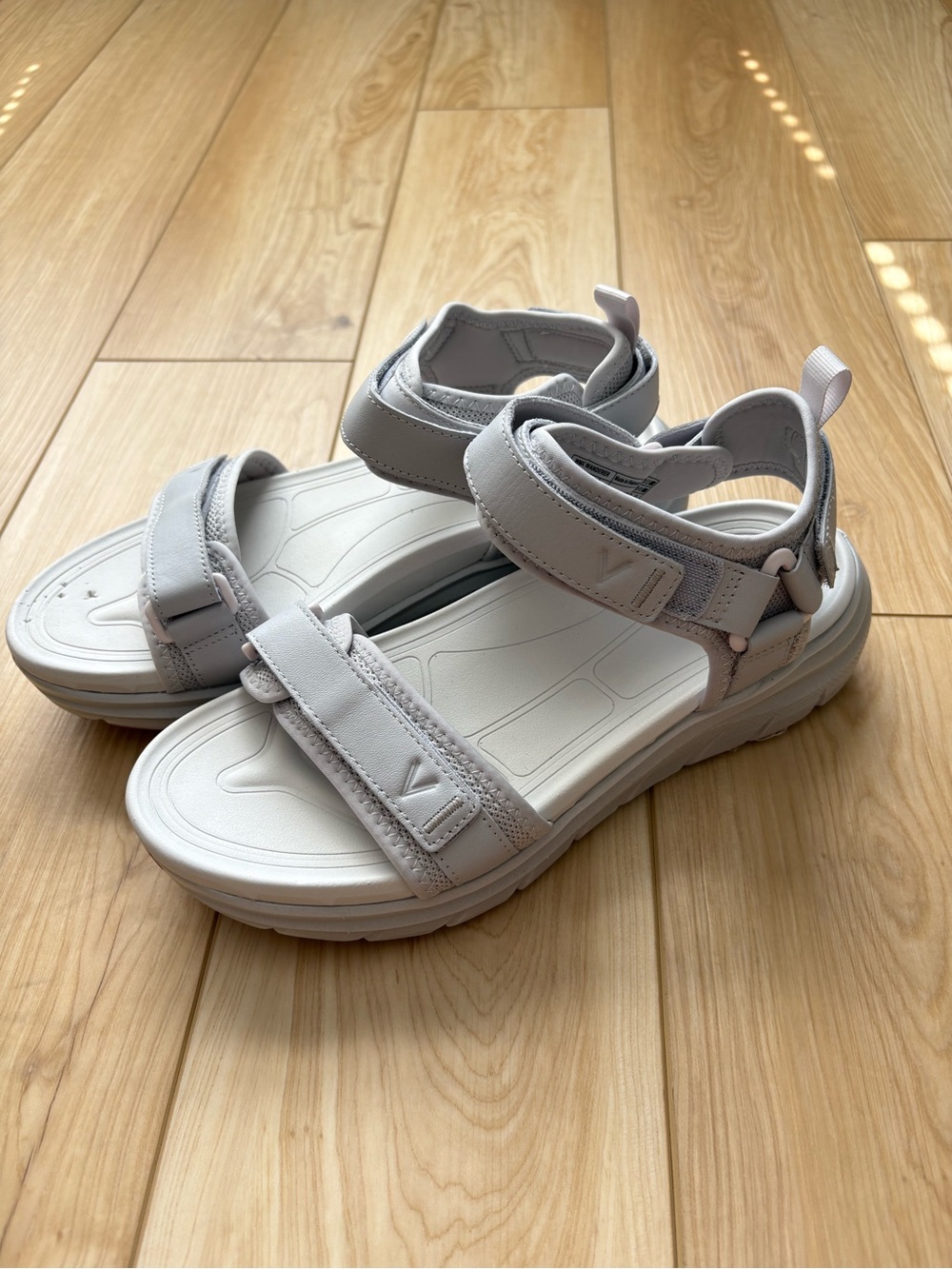 Vionic Walk Max Wanderer Light Gray Adjustable Strap Sport Sandals